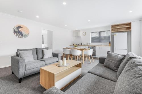Hamilton House | Modern Retreat with King Bed - By KOSH BNB