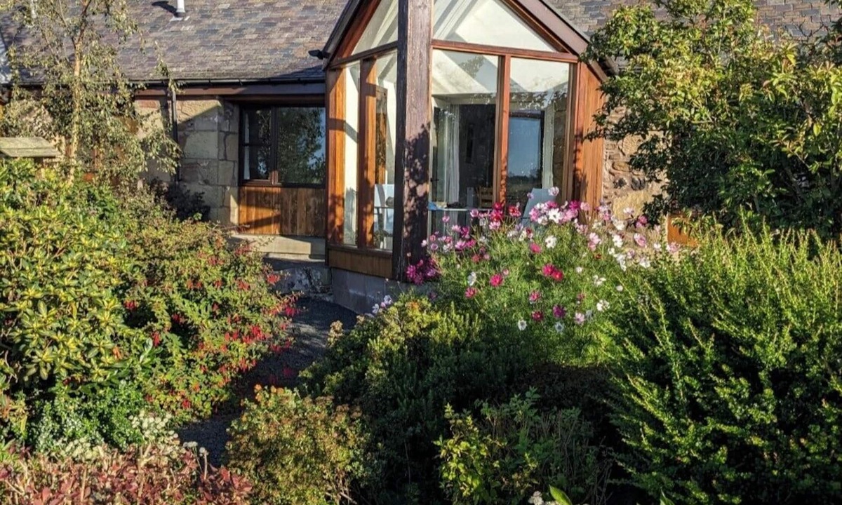 Nenthorn Cottage | Mungo s Well cottage. Log burner. Conservatory On 1 level. 3 miles from Kelso