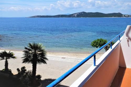 Nea Styra Apartment | Nea Styra seafront apartment with stunning view