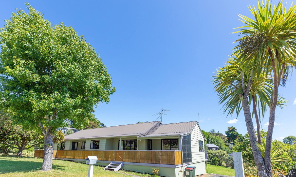 Ostend House | Nearby Vineyards & Beaches, Very Central and close to Local Amenities