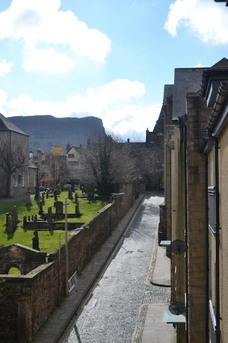 Old Town Apartment | Next to the Palace and Royal Mile with parking
