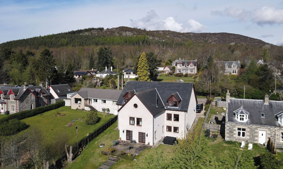 Kingussie Cottage | OLD DISTILLERY LODGE, pet friendly, with hot tub in Kingussie