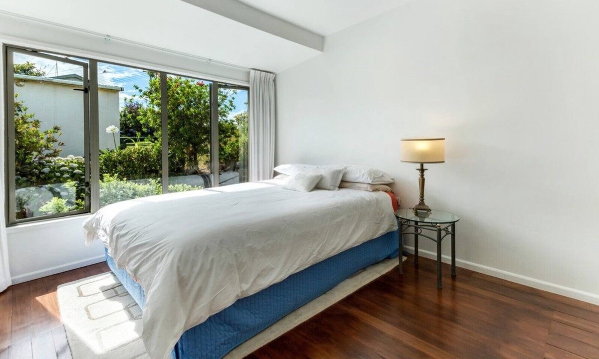 Oneroa House | Oneroa Village location