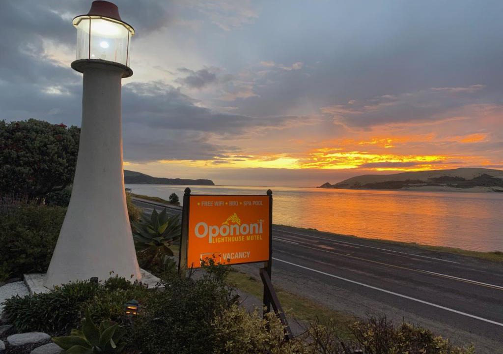 Opononi Hotel | Opononi Lighthouse Motel