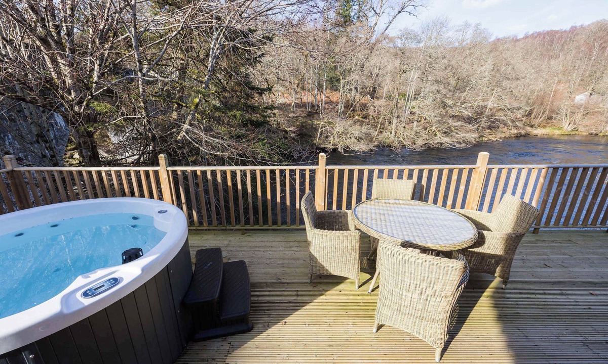 Killin Villa | Otters Holt Circular Riverside Retreat with Hot Tub
