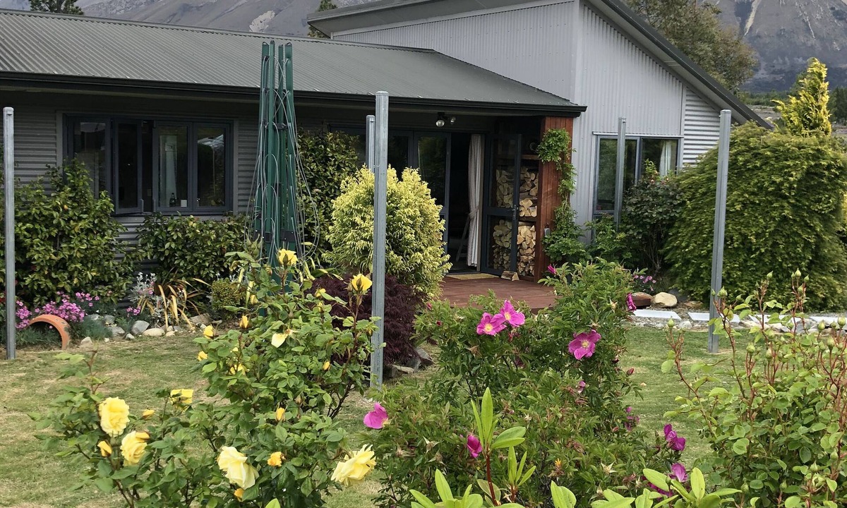 Ohau House | Overlooking beautiful Lake Middelton and a glimpse of Lake Ohau