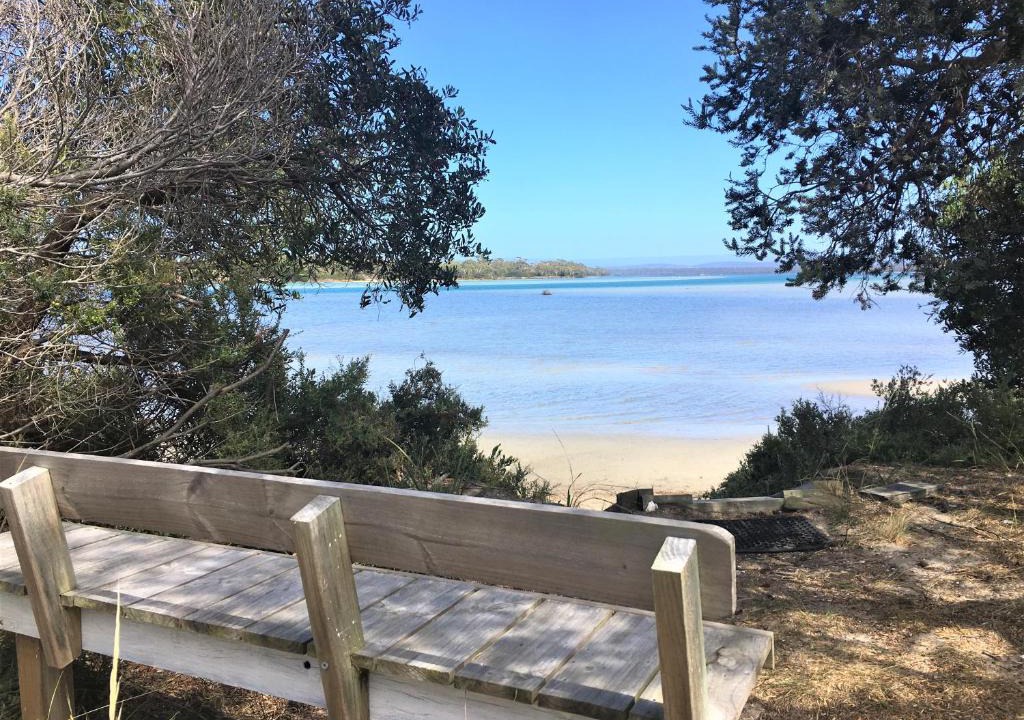 Coles Bay House | Oystercatcher ~ On the banks of the lagoon