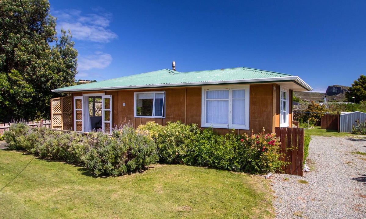 Puponga House | Pūponga View - Pūponga Holiday Home