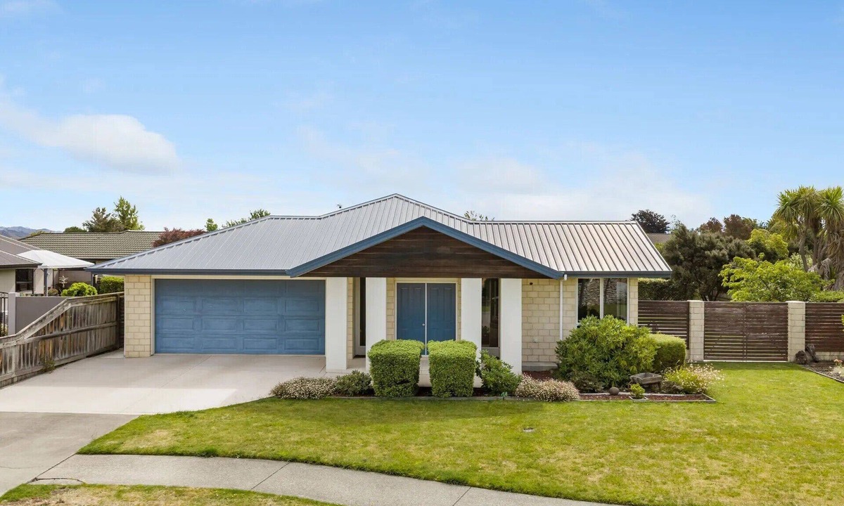 Blenheim House | Parkside Haven Retreat - ideally positioned just 2 minutes from the CBD