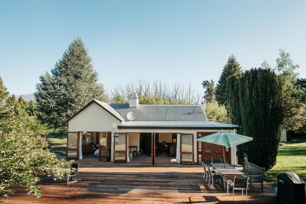 Dalefield House | Pear Tree Cottage l Country Luxury l Hot Tub l 15 Guests