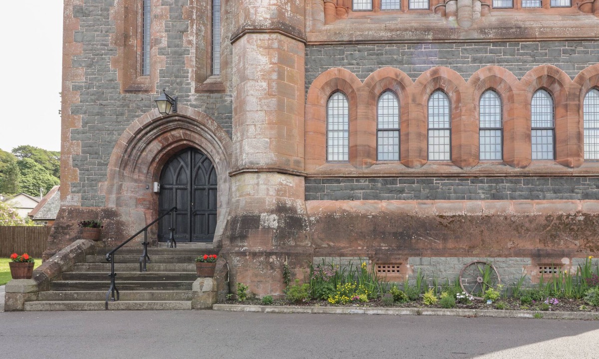 Moffat Apartment | PENTHOUSE ST. MARY'S CHURCH, pet friendly in Moffat