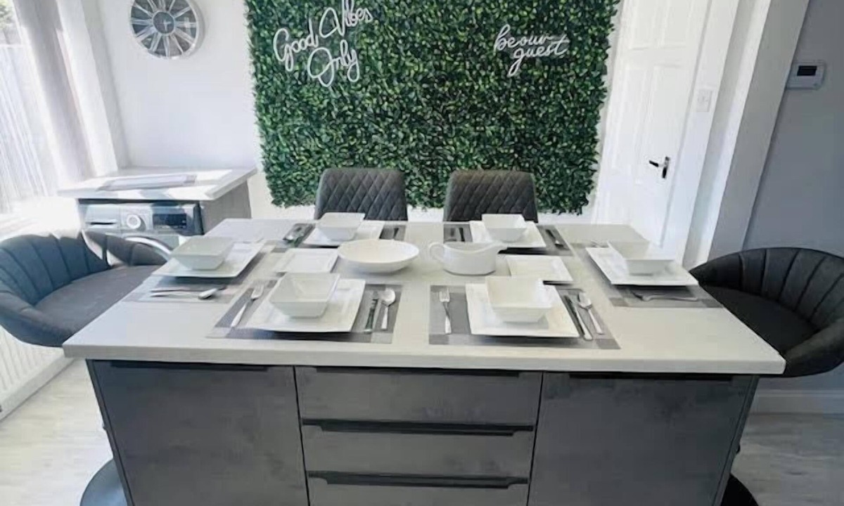 Bilston House | Perfect 3 bedroom home - Contractors & Families