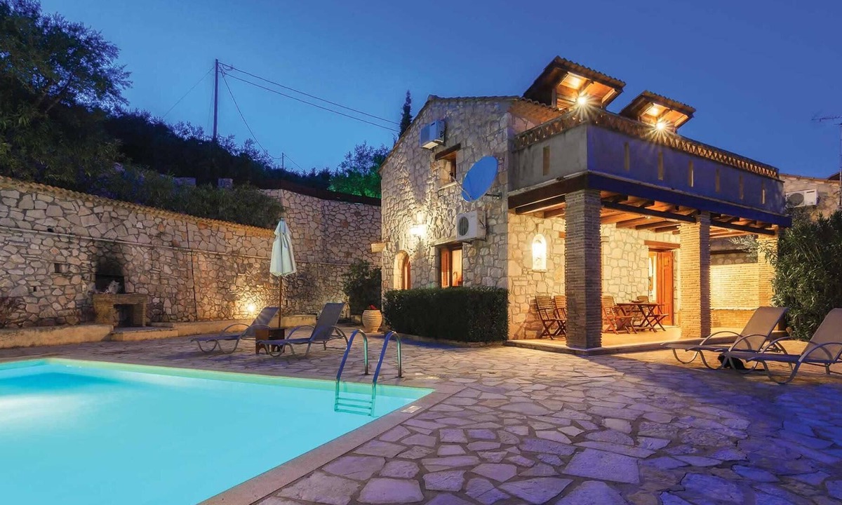 Xirokastello Villa | Perfect for couples, large pool area