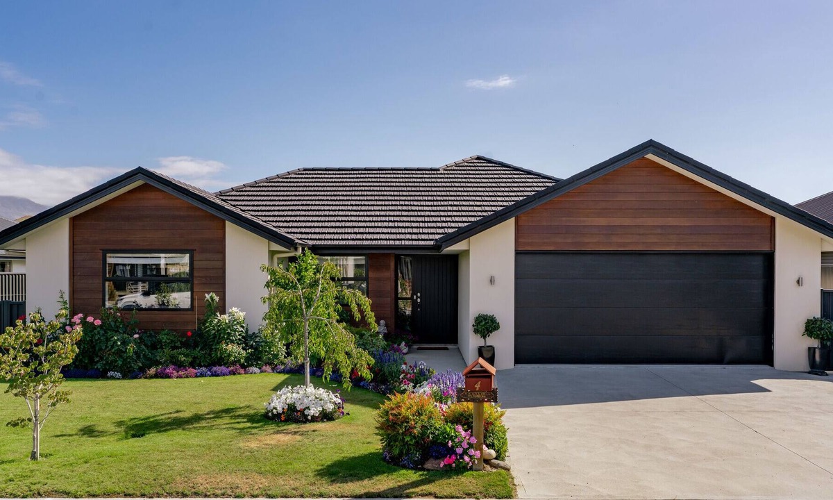 Lowburn House | Phoenix Peace - Cromwell Holiday Home