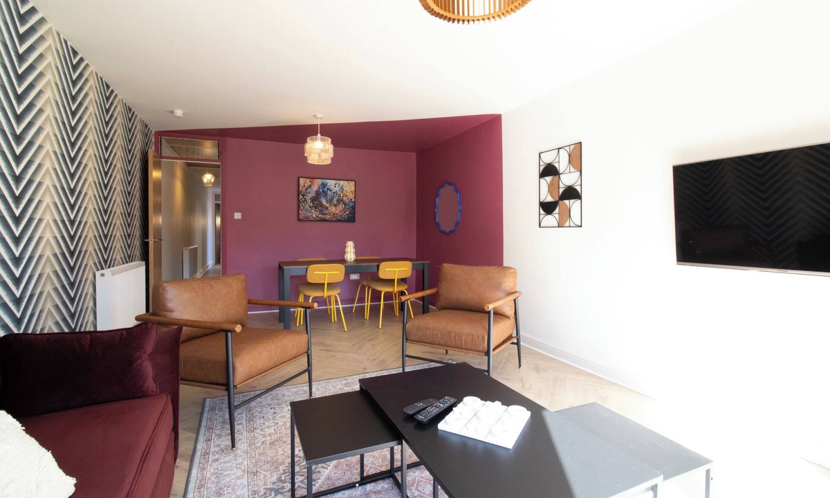 North West House | Presented by Aurora Short Stays! Our spacious property is ideally located close to local shops, cafés, supermarkets, and everyday amenities. Featuring 3 comfortable bedrooms, it offers a relaxing stay for up to 6 guests.