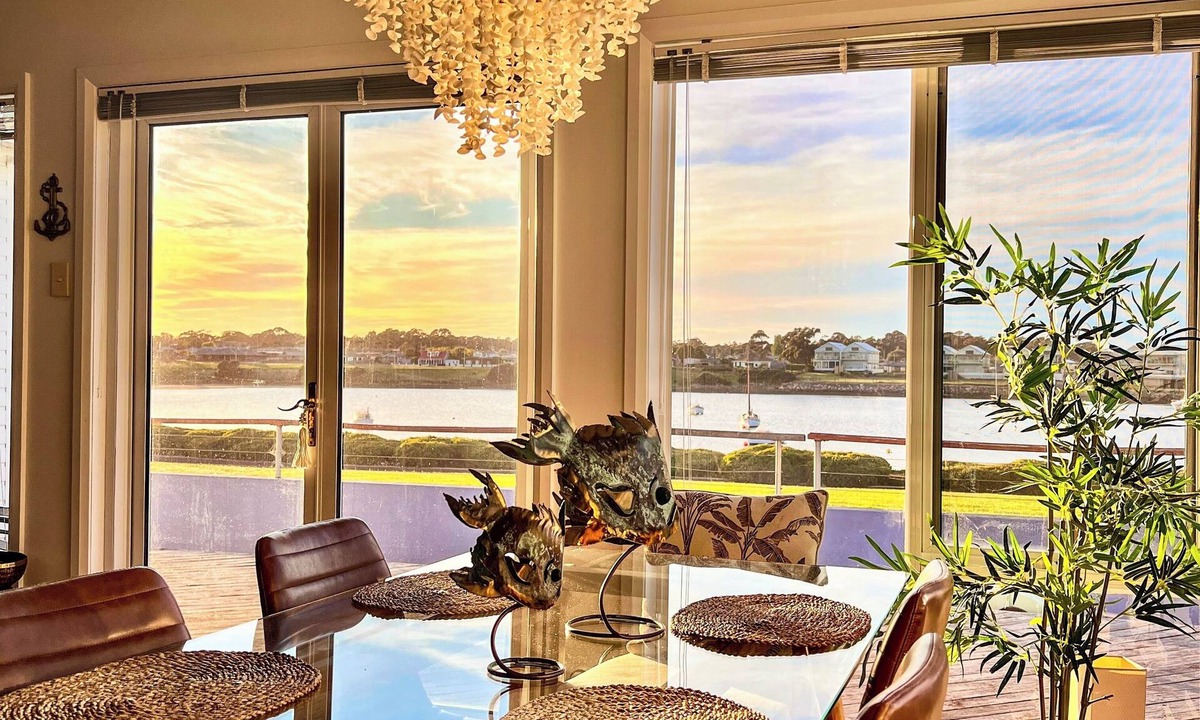 George Town House | Prime Waterfront House/Breathtaking Water Views 5 min to Low Head Fairy Penguins