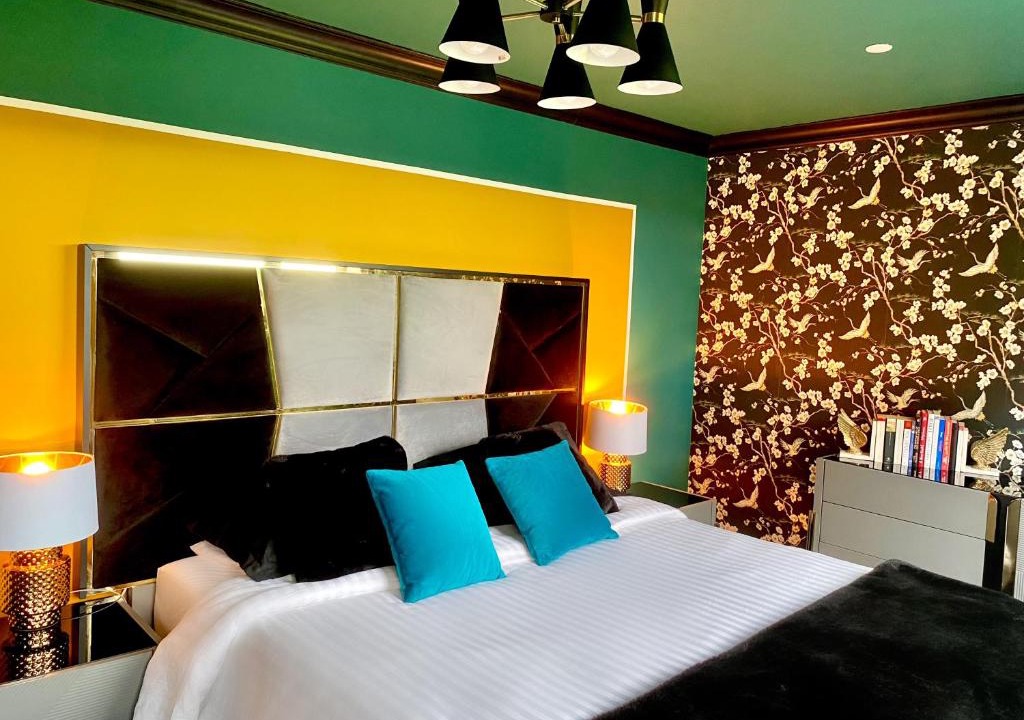 Dalmarnock House | Private Bedroom & Bathroom with Amazing View in Quirky Townhouse