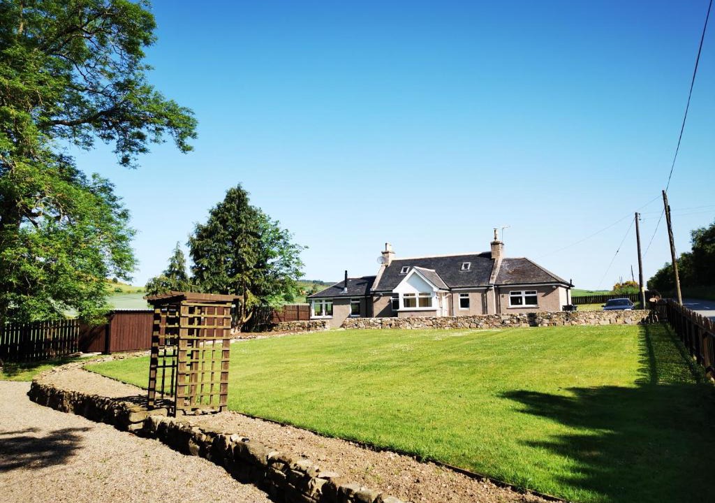 Alford House | Private peacefull pet friendly converted country cottage