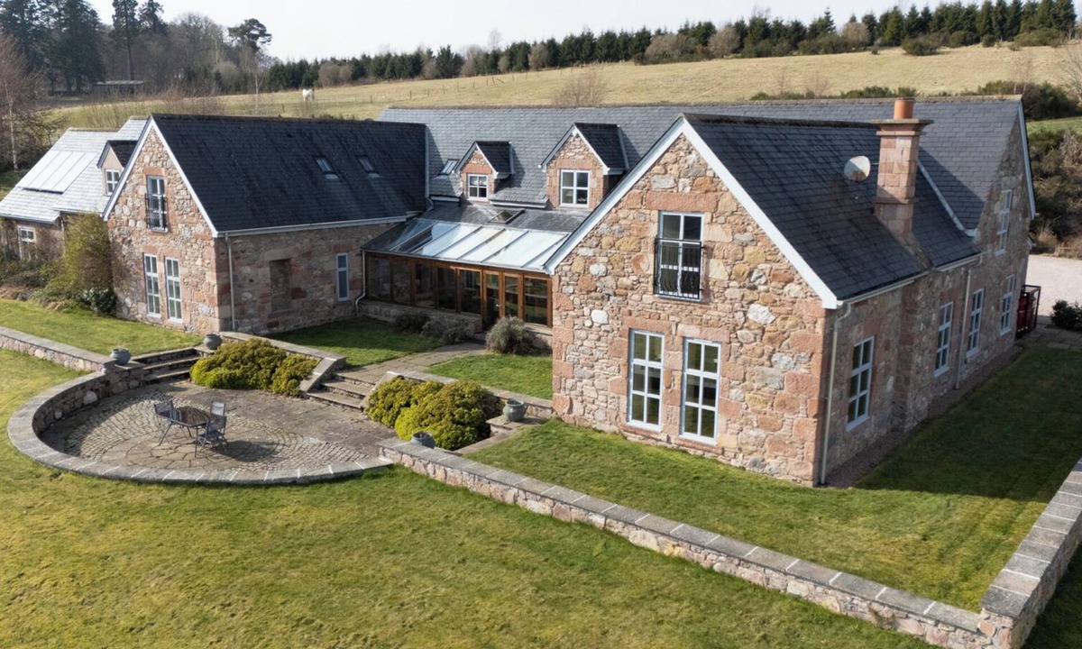 Munlochy Cottage | QUARRYFIELD, pet friendly, with hot tub in Inverness