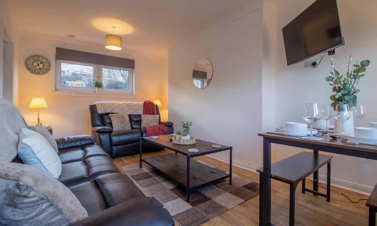Hamilton House | Raeburn House- 3 Bedrooms, 2 Bathrooms in Hamilton