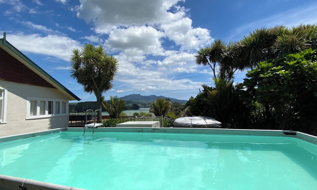 Raglan House | Raglan Farmhouse, Amazing Sunsets from massive deck, Spa & Pool
