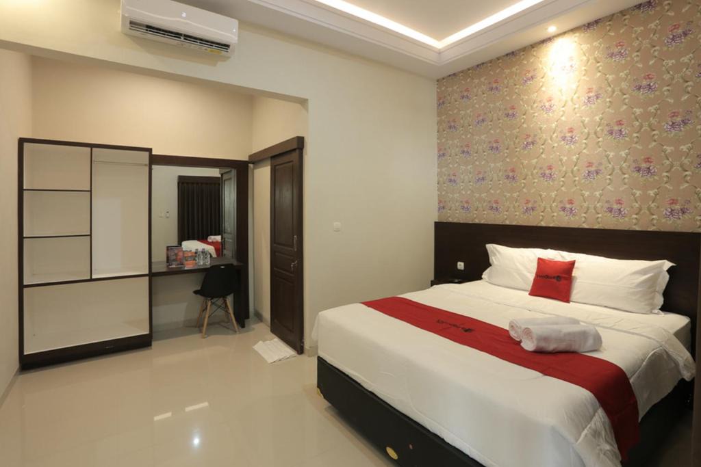 Solo City Centre House | RedDoorz Plus near Solo Paragon Mall
