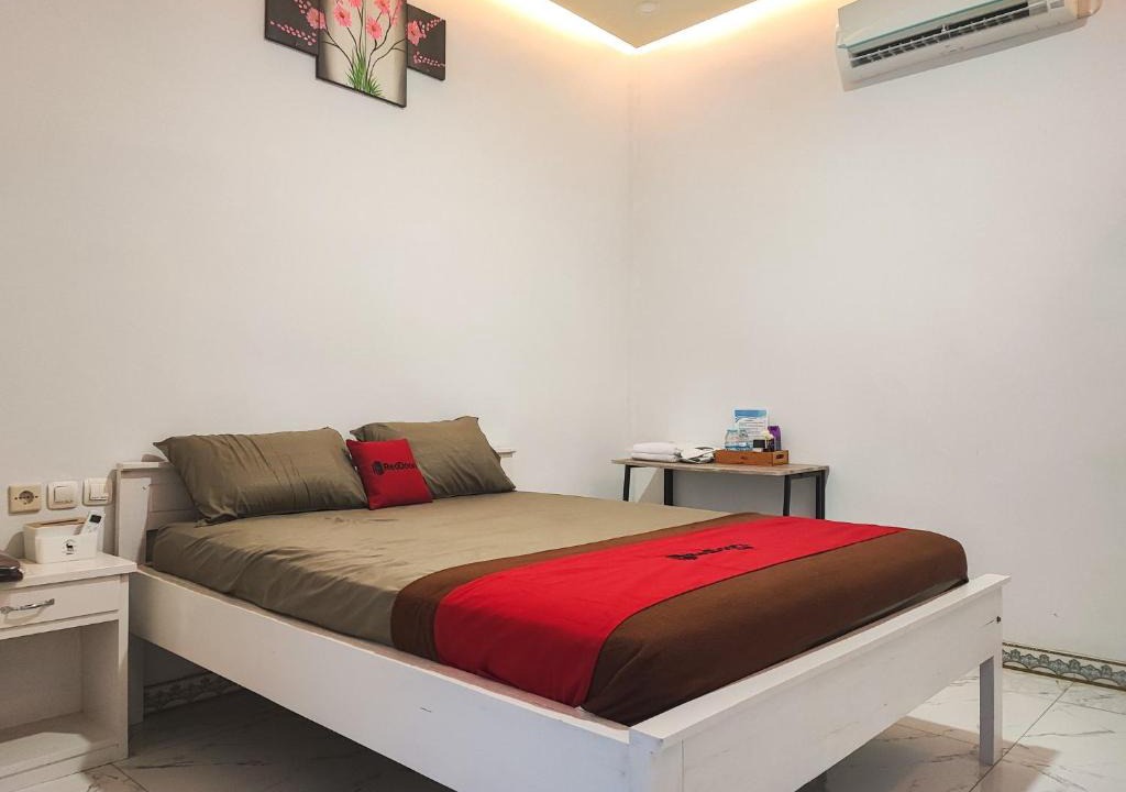 Sarolangun Hotel | RedDoorz Syariah at Naffa Homestay