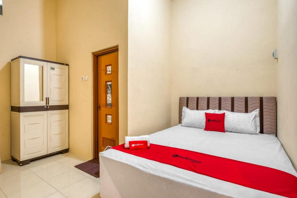 Blitar House | RedDoorz Syariah near Kebon Rojo Park Blitar