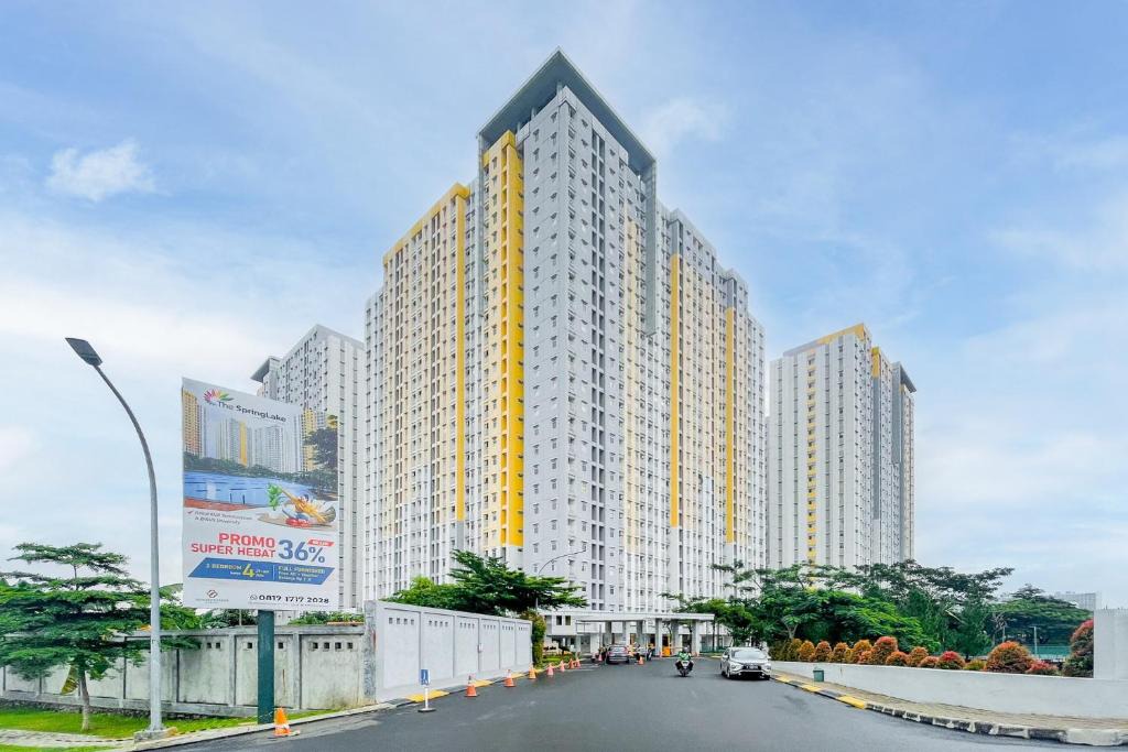 Bekasi Apartment | RedLiving Apartemen Springlake Summarecon - Happy Rooms with Netflix
