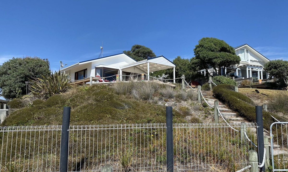 Pukehina House | Relaxing beach-front living