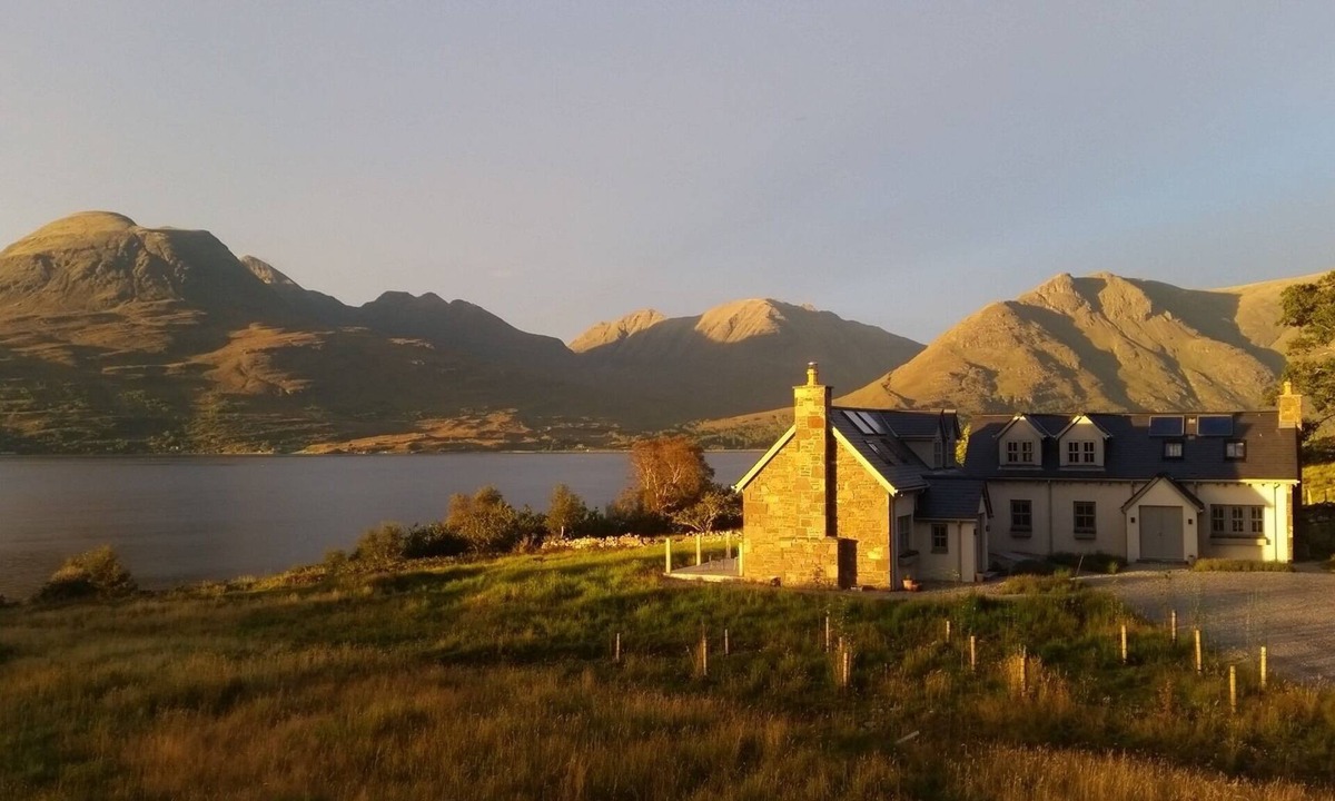 Strathcarron Cottage | Remote & awe-inspiring Sealgair Cottage. Pet-friendly, log burner, lochside.