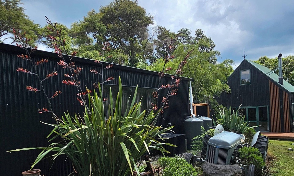 Ngaruawahia Cottage | Retreat into nature, in rural Ngaruawahia.nRelax in the outdoor bath.