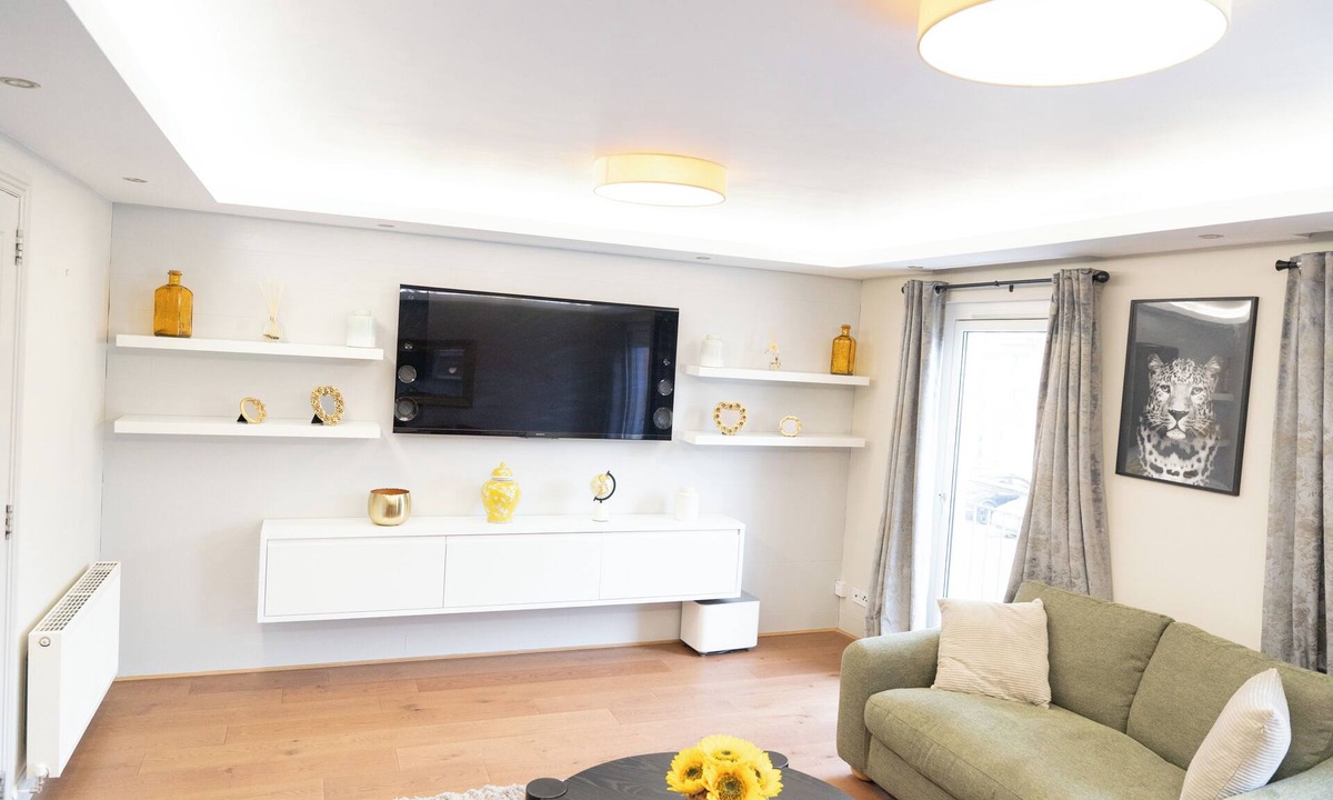 Dundee House | Right Choice by 3 Crowns Luxurious Holiday Home with living rooms with games