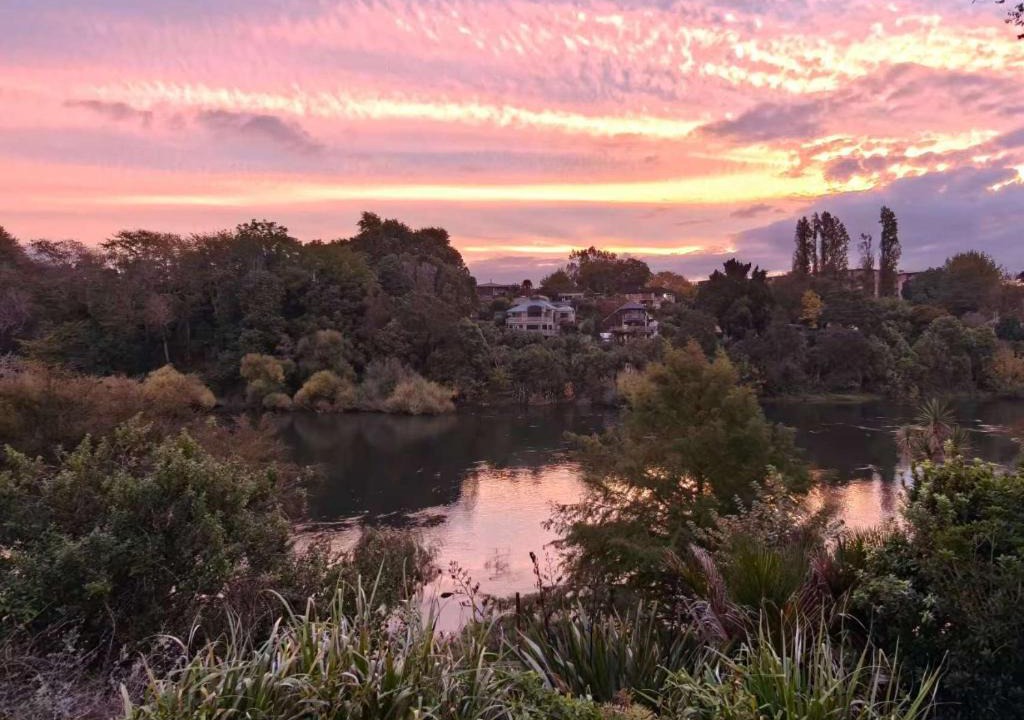 Hamilton North Villa | River Edge Retreat 4 Bedrooms