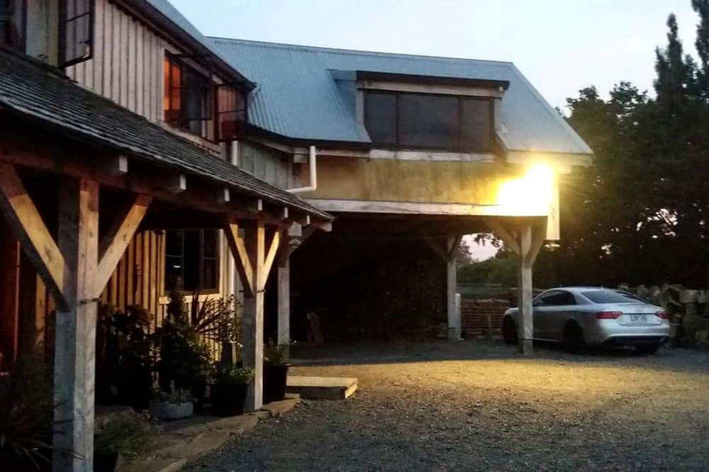 Waharoa Cabin | Romantic Retreat for Two in Peaceful Setting near Tauranga, North Island
