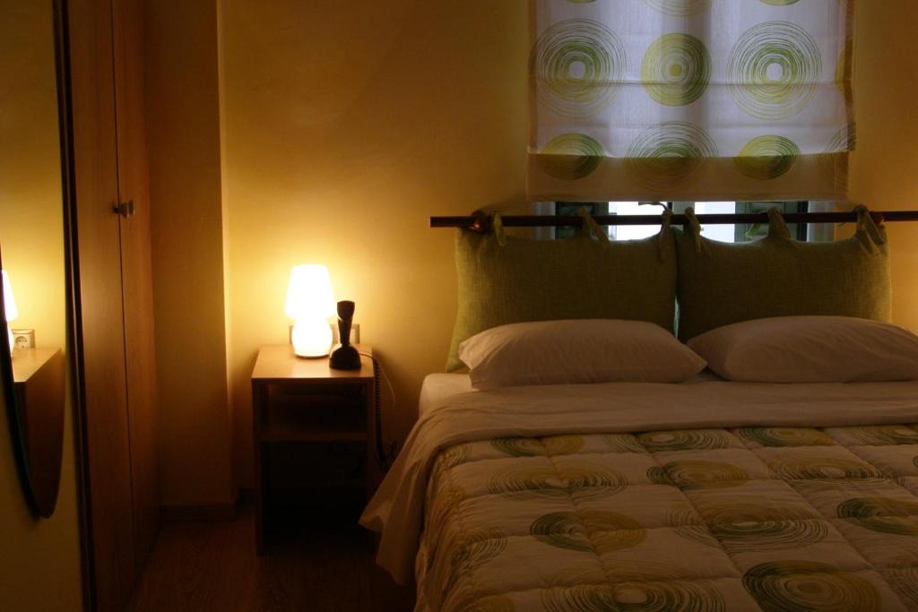 Kastoria House | Room "honeybee" in a neoclassical house