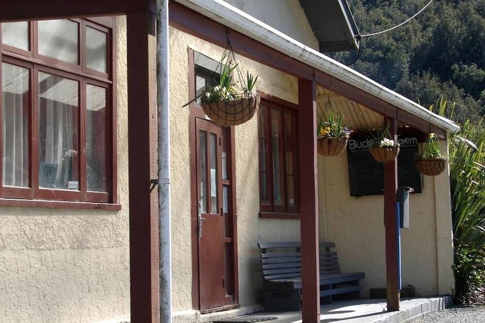 Taylorville Cabin | Room Rental for Couples in a Getaway Lodge near Greymouth, New Zealand