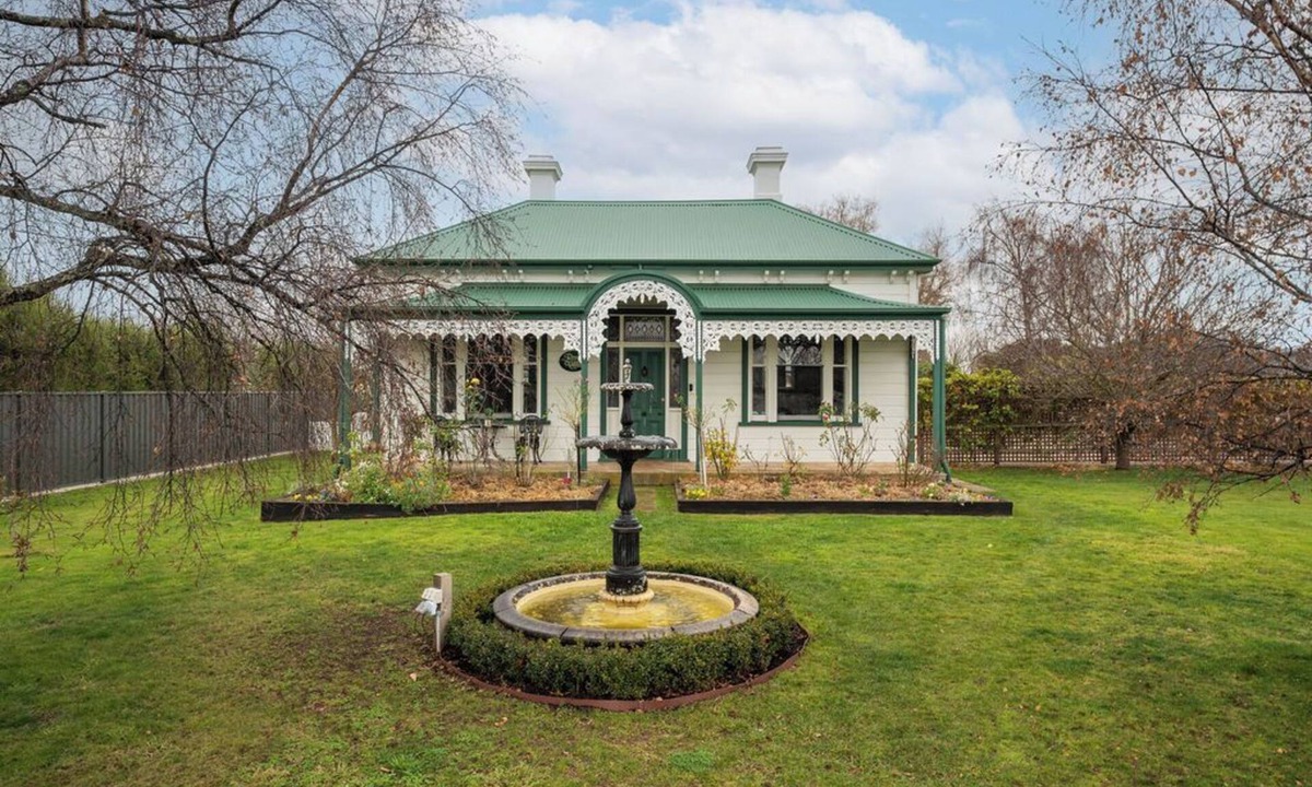 East Devonport House | Rose Villa Heritage Home with Parking & WiFi