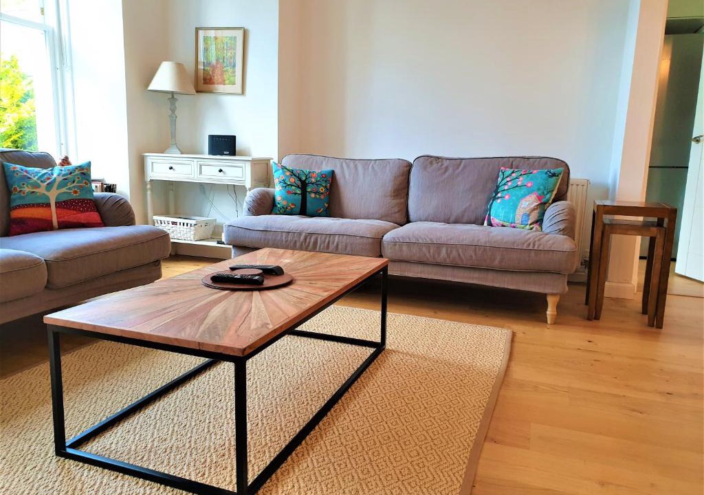Marchmont Apartment | Roseneath Place - Lovely 2 bed near Meadows with private parking