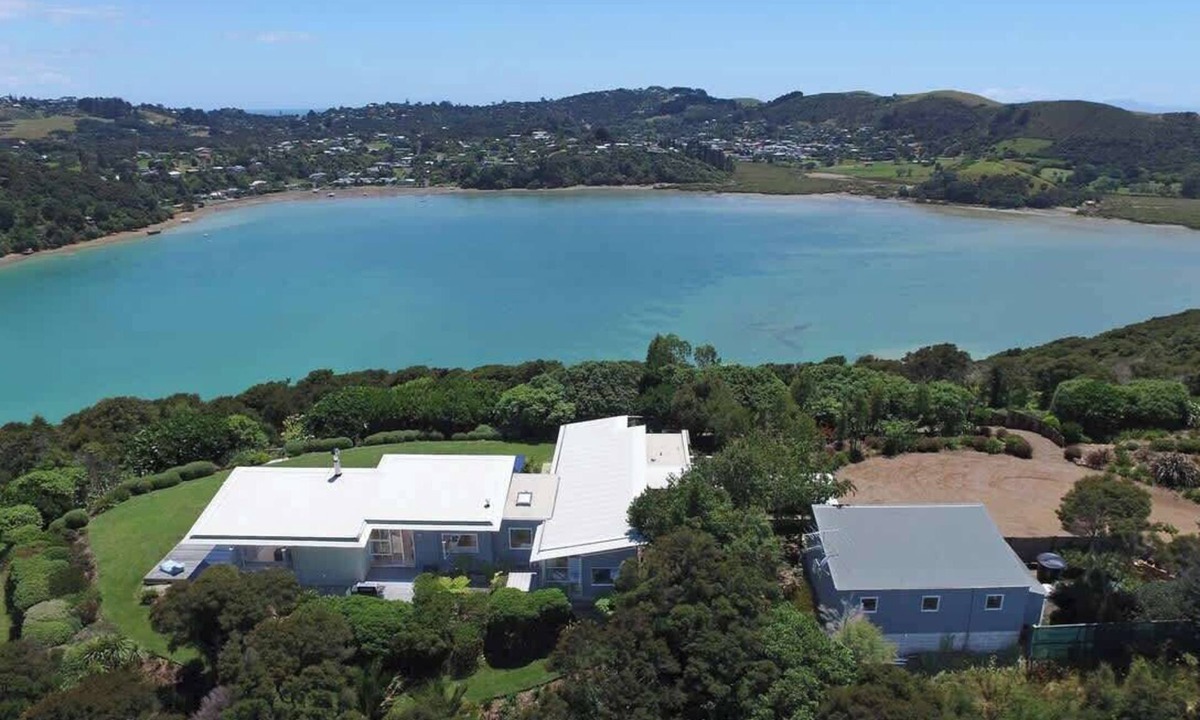 Omiha House | Royal Blue - Elevated Putiki Bay Views