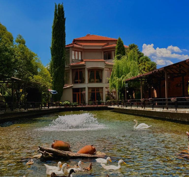 Tushemisht Hotel | Rritja e Koranit