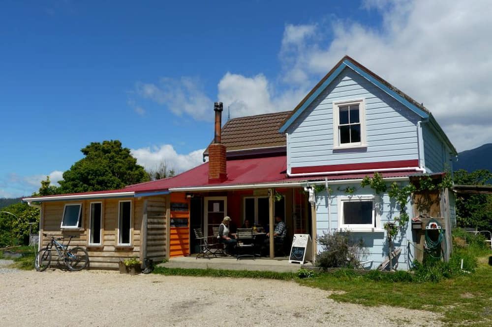Patons Rock Cabin | Rustic Holiday Rental near Golden Bay in Takaka, New Zealand