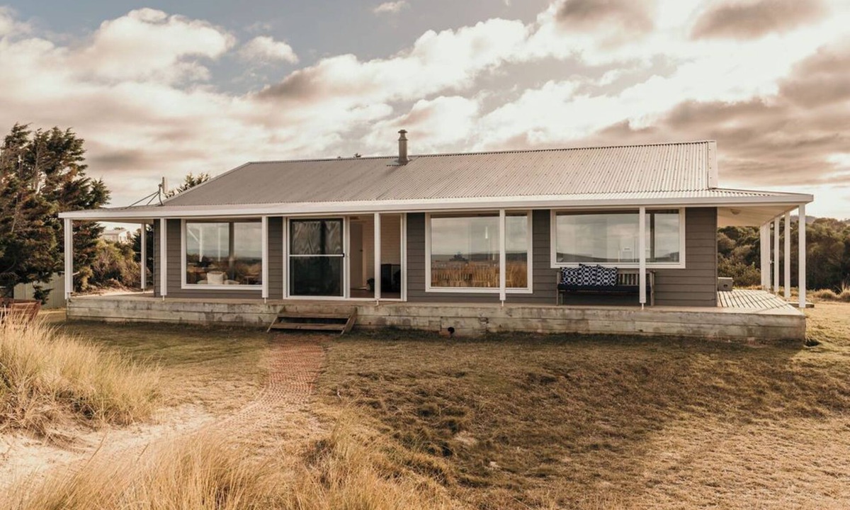 Dolphin Sands House | Saltair Freycinet - The beach is on your doorstep!