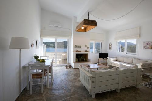 Komnina Apartment | Seafront Rododafni Loft