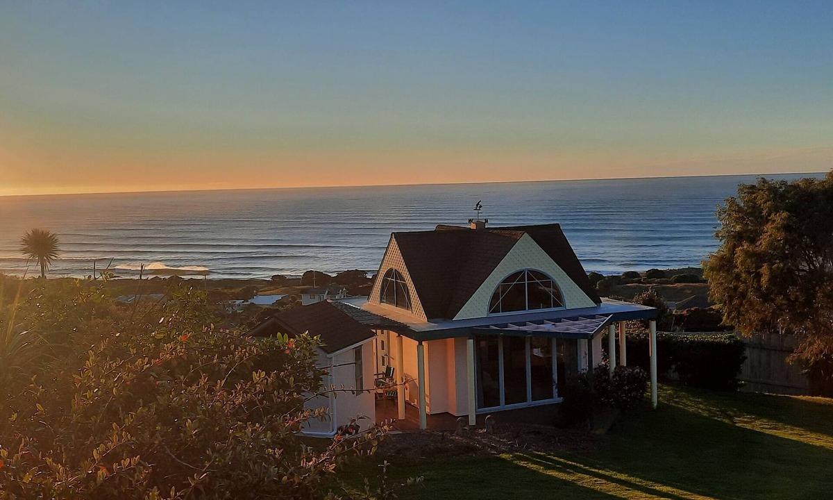 Okitu Apartment | Secluded Oceanview Chalet with Floor-to-Ceiling Windows - Your Serene Escape.n