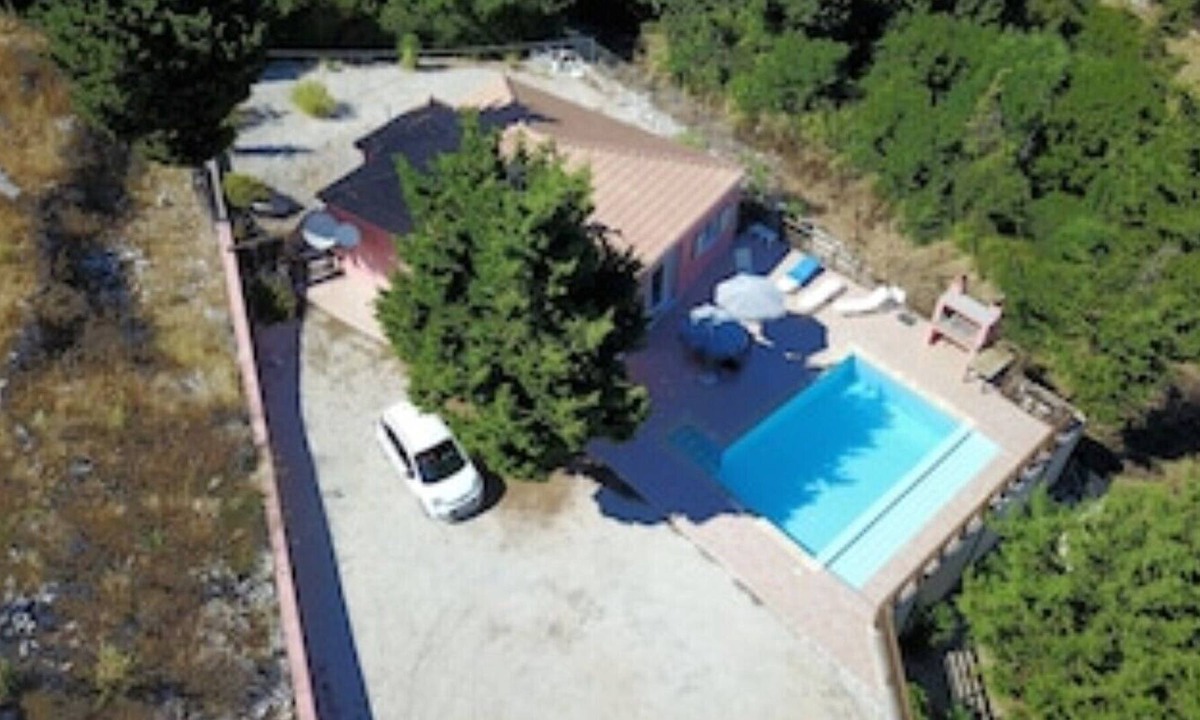 Divarata Villa | Secluded setting with sea and mountain views /10min from beach