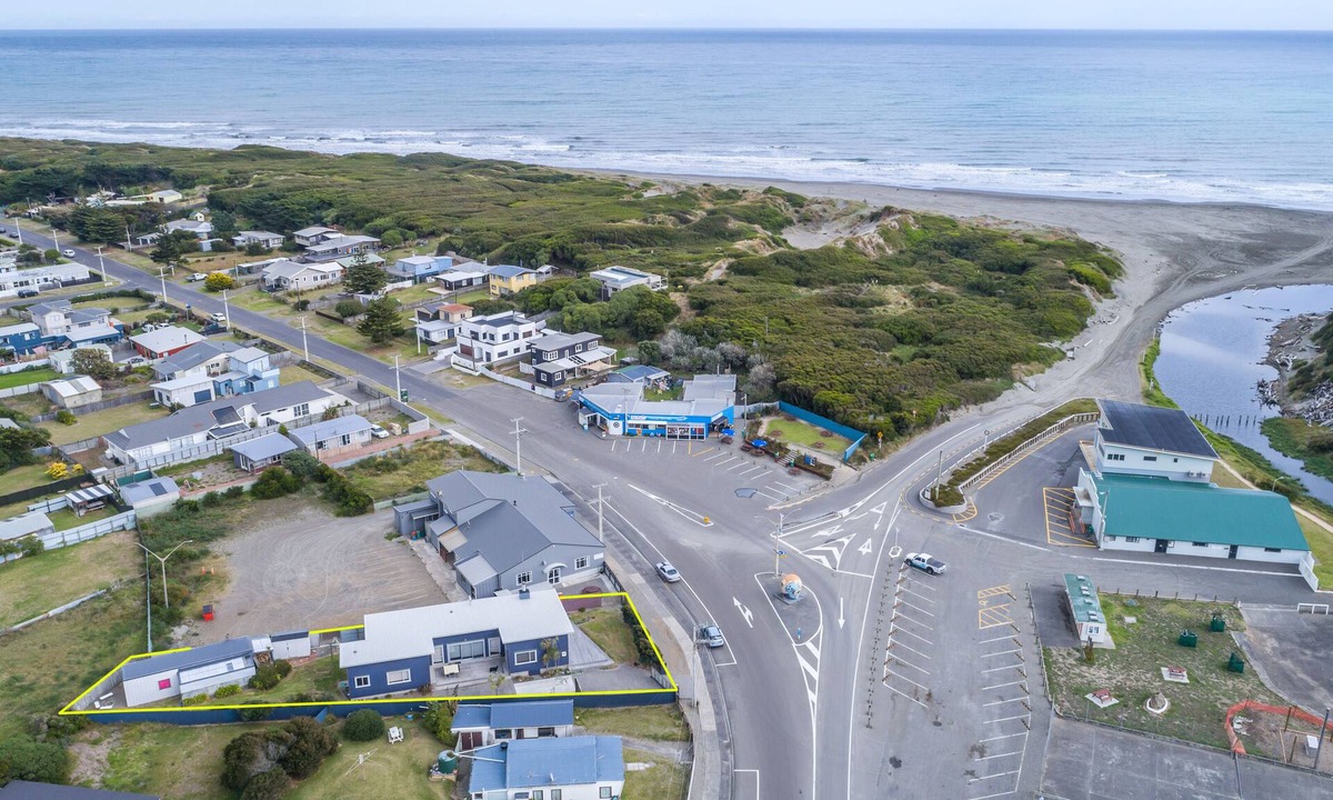 Himatangi Beach House | See and hear the surf from this fenced pet friendly property
