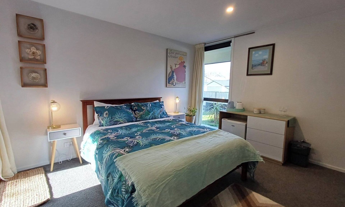 Lowburn House | Separate access bedroom + ensuite in Pisa Moorings 300m from lake/Dunstan Trail