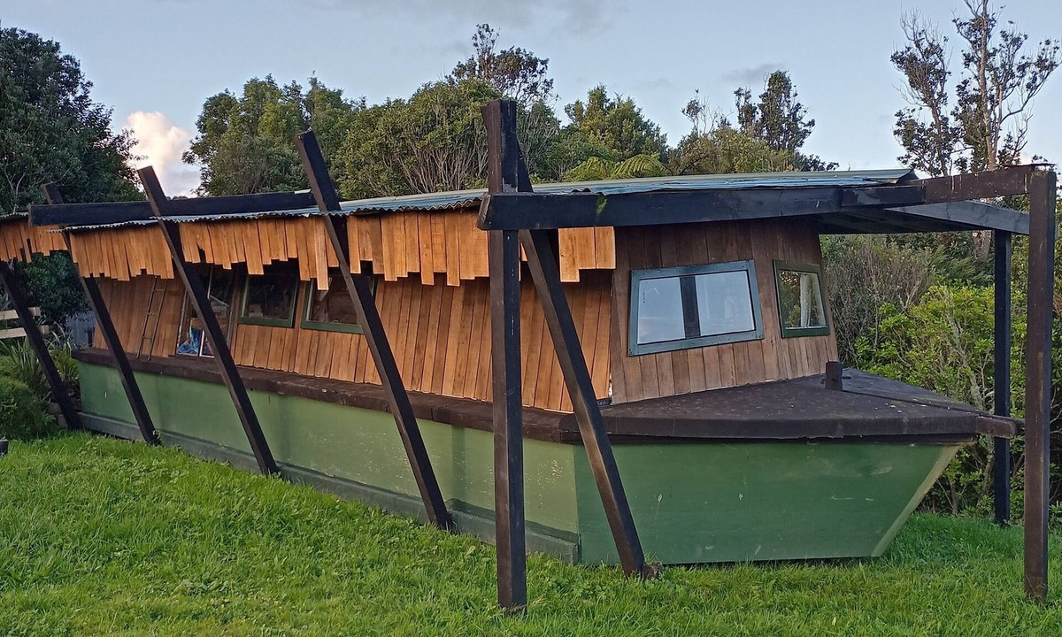 Te Mata Boat Rental | Set in Stone - Boat Cabin