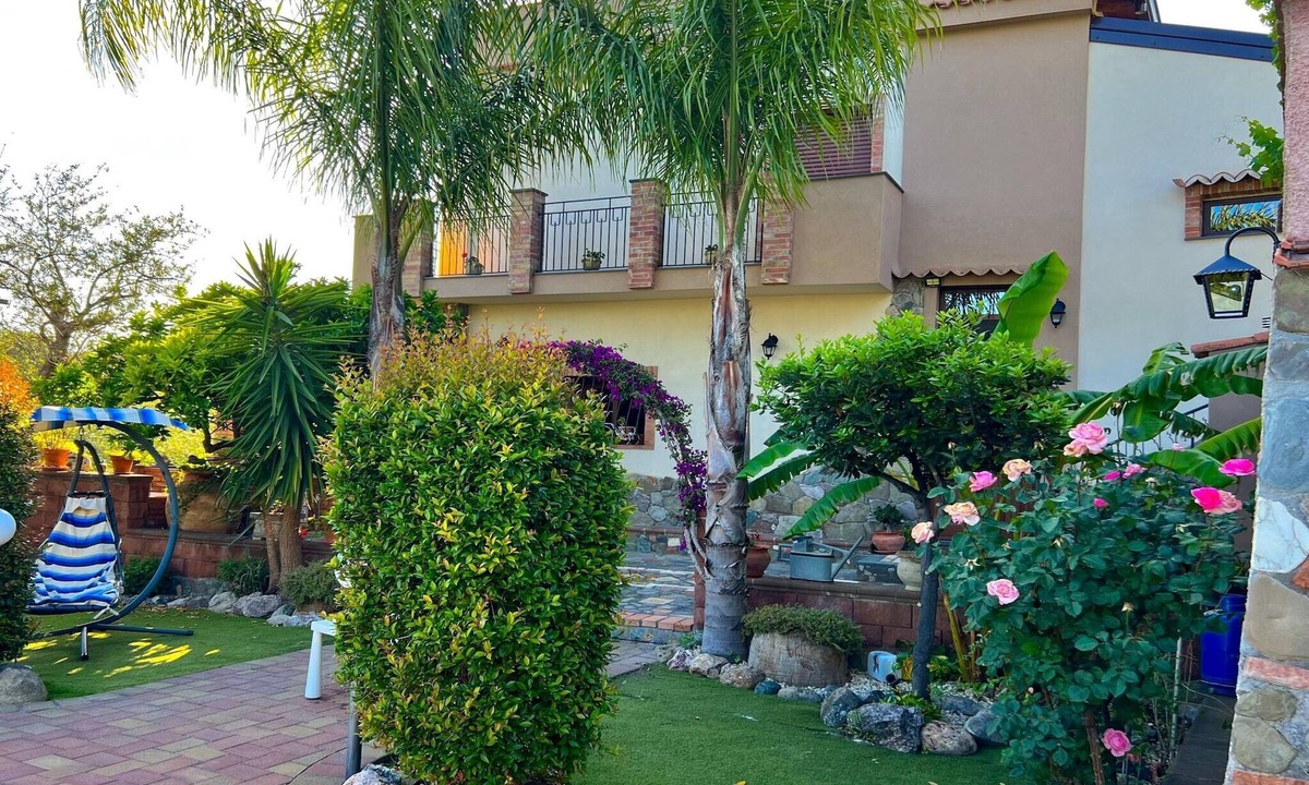Mitogio House | Sicilian Poolside Escape for 6
